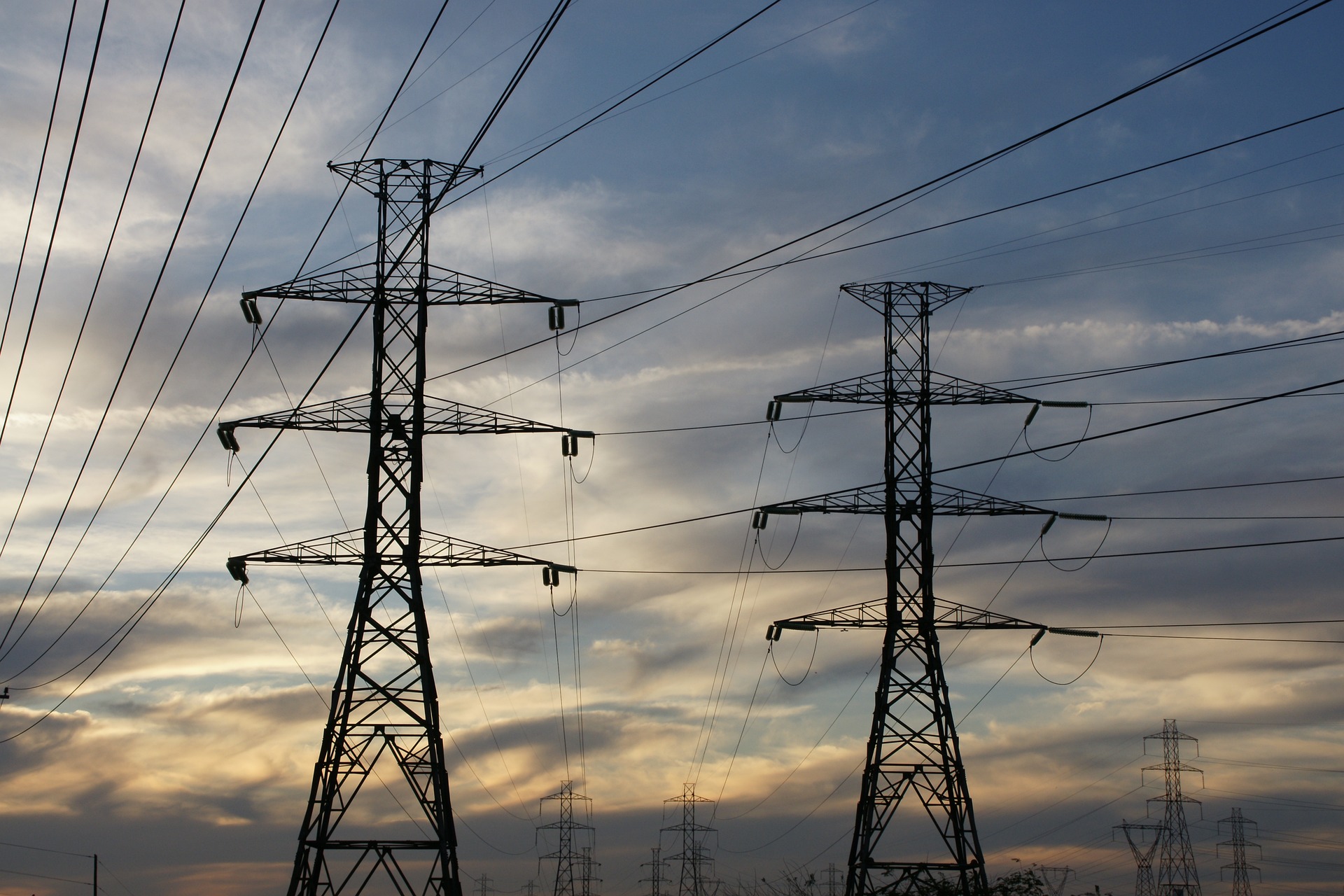 Inverter Selection Guide: Off-grid and On-grid and Hybrid Inverter Distinctions and Applications.